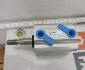 Пневмоцилиндр
Kurzhub-Sonderzylinder Serie W,
D=32mm
Kolbenstange nach Zeichnung Univer